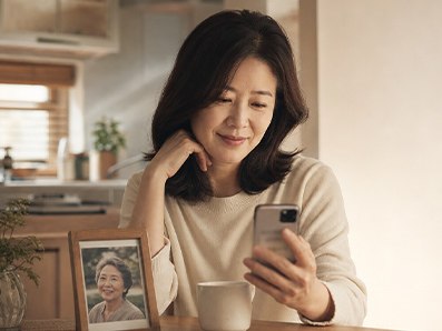 스마트폰으로 일상을 확인하는 보호자